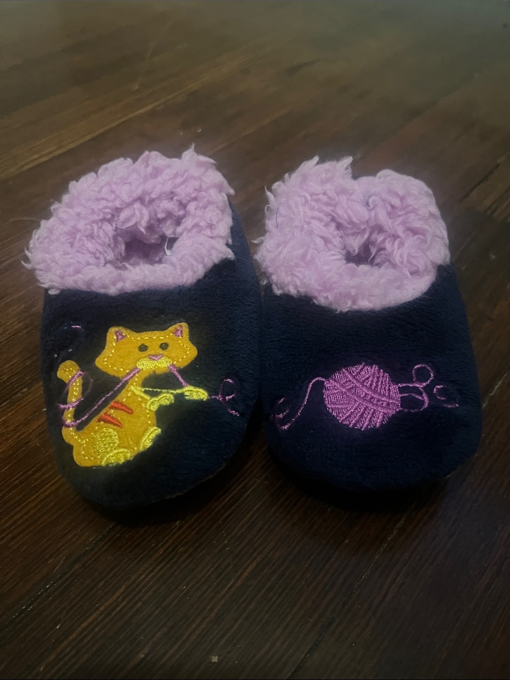 Plush Kids Slippers with Cat & Yarn - Black and Light Purple